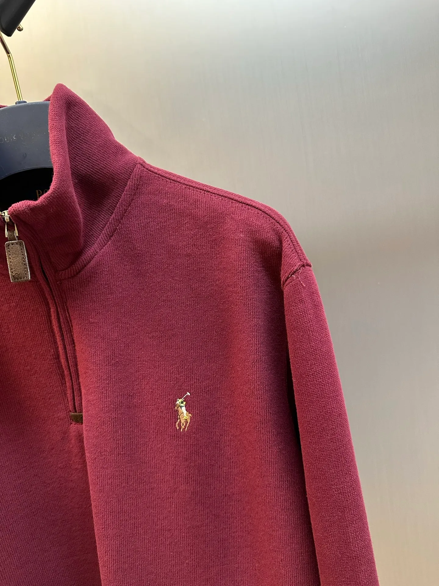 P390 Ralph Lauren colorful embroidered half turtleneck sweatshirt, custom-made with elegant fine cotton velvet feel, with low saturated brown-red as the base, and the exquisite colorful pony logo jumps into burgundy, making it highly recognizable. The design of the half zipper has been sublimated, and the leather pull tab of the zipper head has been aged, retaining slight rough edges.  Adopt imported machine embroidery technology, use advanced computer control system and precision mechanical components to realize pony logo embroidery work size: s m l xl